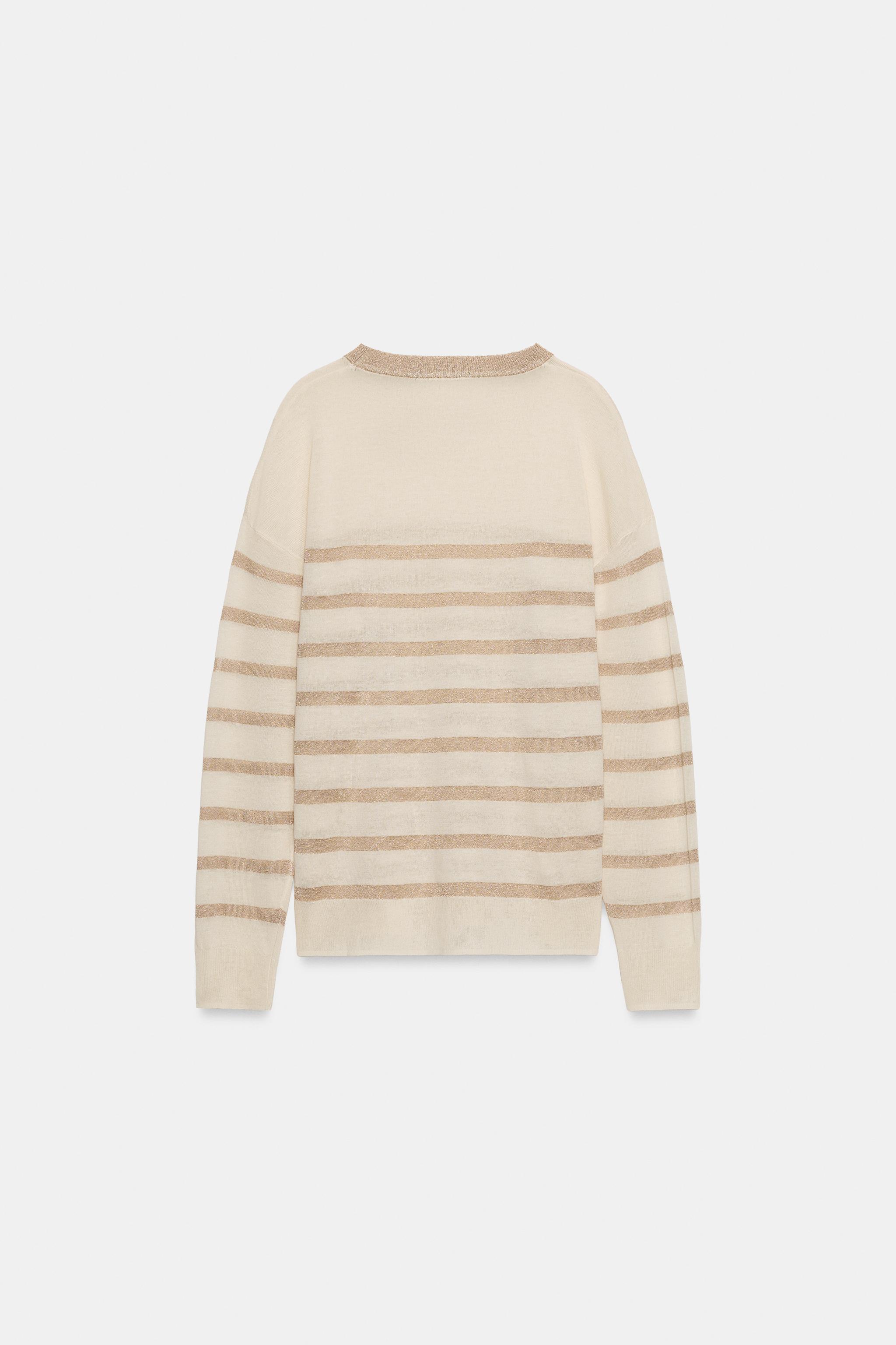 PULL EN MAILLE À RAYURES ET FIL MÉTALLISÉ